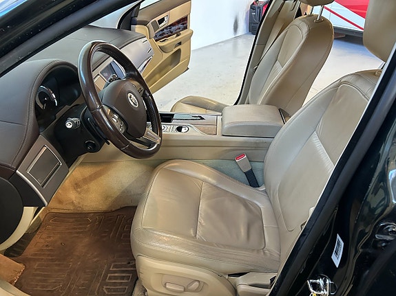 Jaguar XF 12 of 21