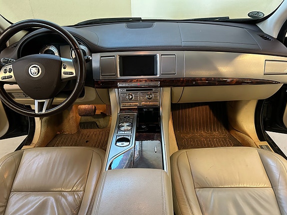 Jaguar XF 18 of 21