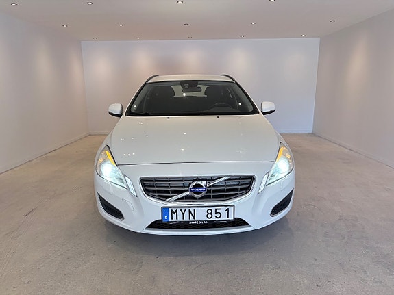 Volvo V60 2 of 5