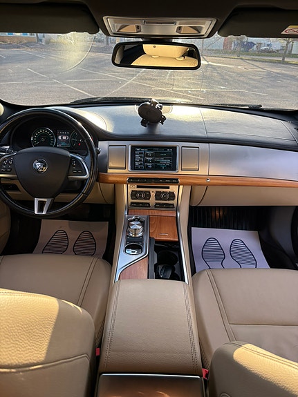 Jaguar XF 9 of 12