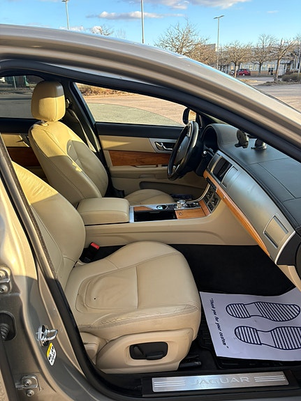 Jaguar XF 7 of 12