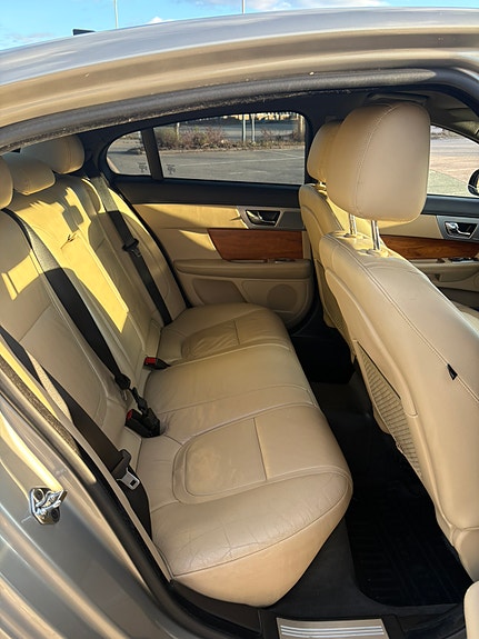 Jaguar XF 8 of 12