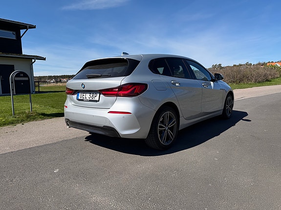 BMW 118i 2 of 5