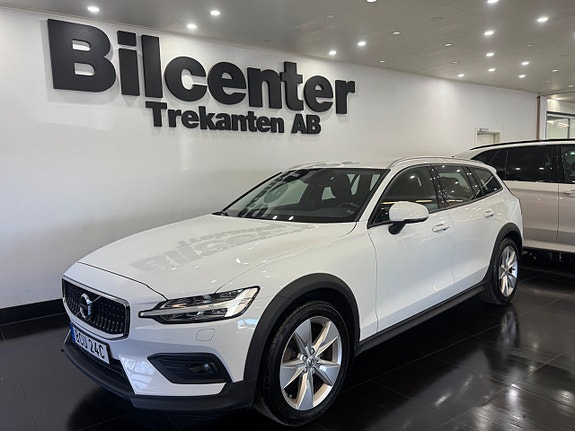 Volvo V60 Cross Country 2 of 5