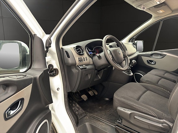 Nissan NV300 14 of 23
