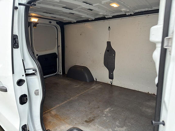 Nissan NV300 12 of 23