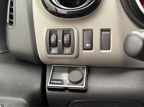 Nissan NV300 13 of 23
