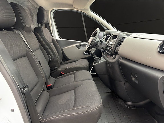 Nissan NV300 18 of 23