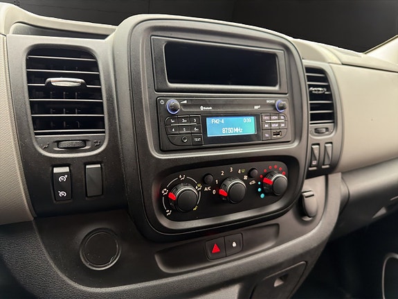 Nissan NV300 17 of 23