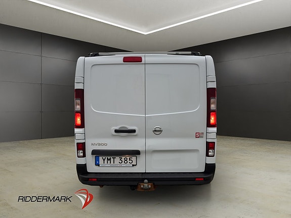 Nissan NV300 8 of 23
