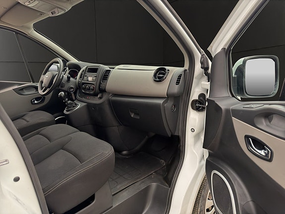 Nissan NV300 19 of 23