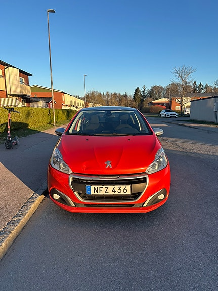 Peugeot 208 2 of 5