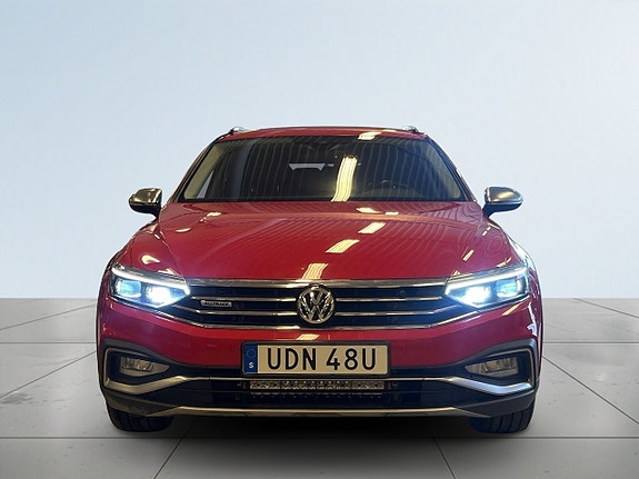 Volkswagen Passat Alltrack 2 of 5
