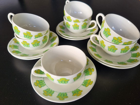 Gustavsberg Tussilago kaffekoppar med fat i benporslin