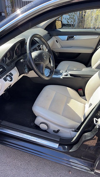 Mercedes-Benz C220 6 of 7