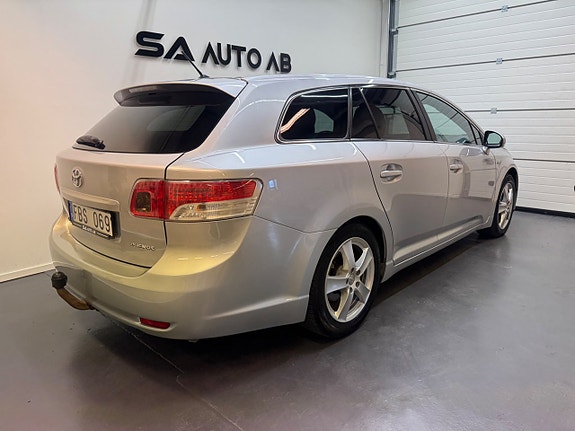 Toyota Avensis 2 of 5