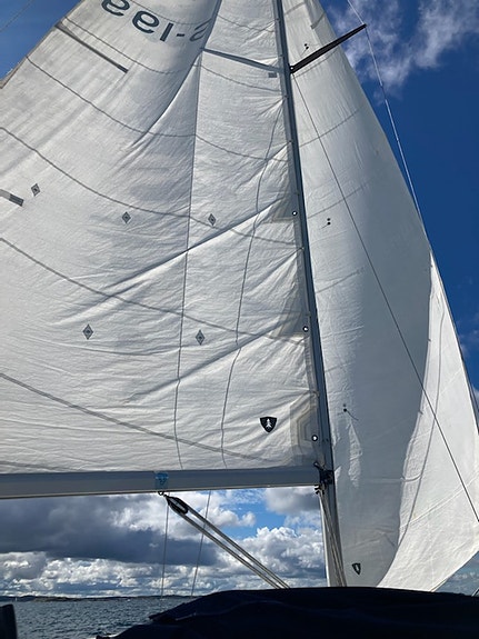 Omega 28 – välhållen klassiker i fint skick, segelklar i Grundsund 3 of 5