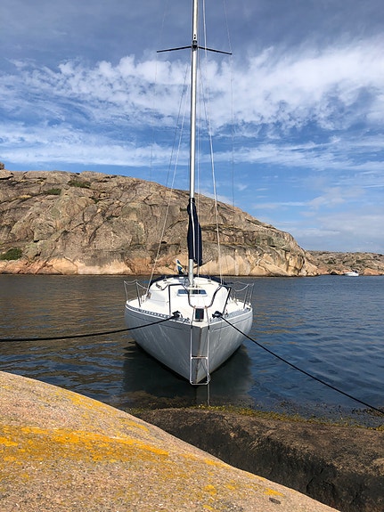 Omega 28 – välhållen klassiker i fint skick, segelklar i Grundsund 4 of 5