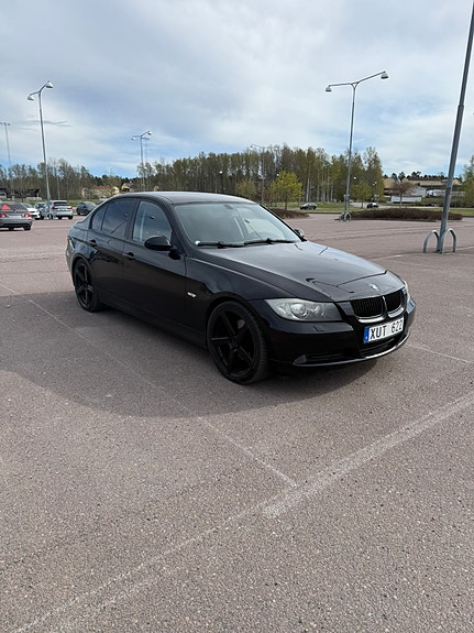 BMW 320i 3 of 7