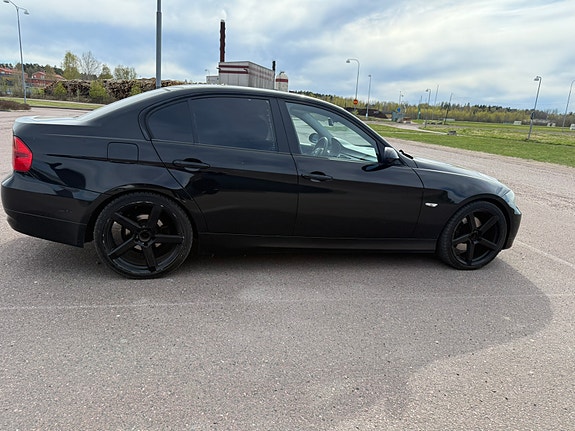 BMW 320i 4 of 7
