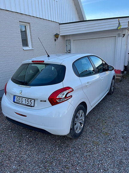 Peugeot 208 2 of 5