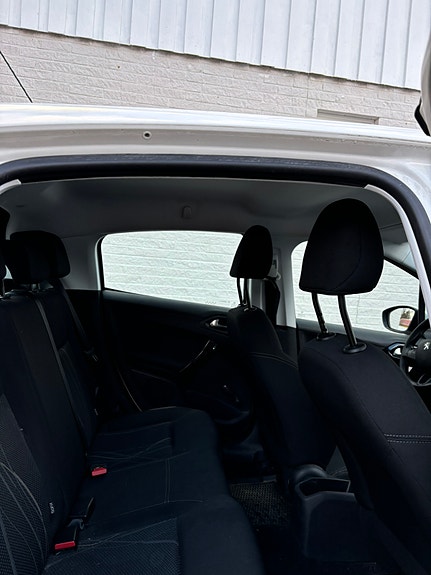Peugeot 208 5 of 5