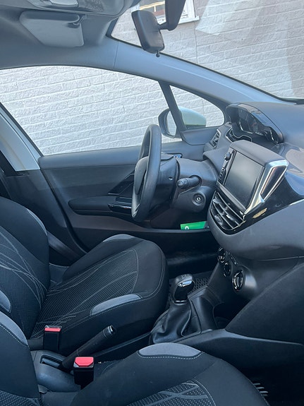 Peugeot 208 3 of 5