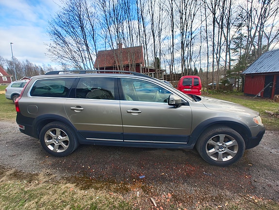 Volvo XC70 2 of 5