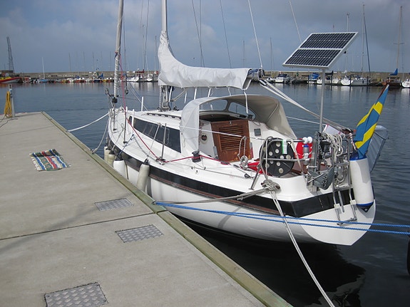 Segelbåt Winga 29 med bytt motor och extra inredning i teak 2 of 5