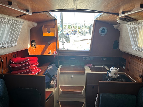 Segelbåt Winga 29 med bytt motor och extra inredning i teak 4 of 5
