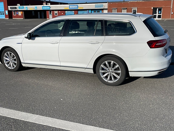 Volkswagen Passat 2 of 5