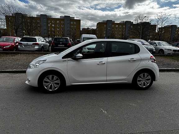 Peugeot 208 2 of 5