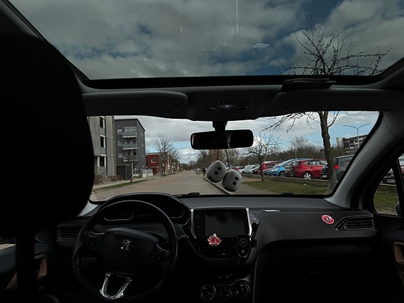 Peugeot 208 3 of 5