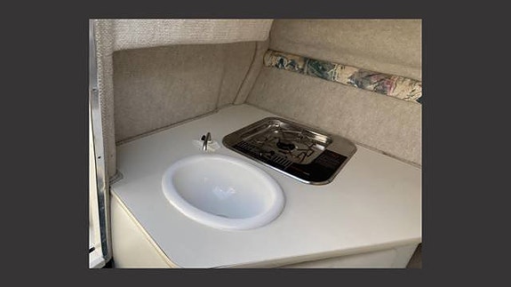 Sea Ray 215 Express Cruiser 6 of 8