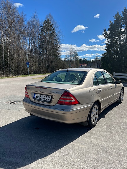 Mercedes-Benz C180 3 of 5