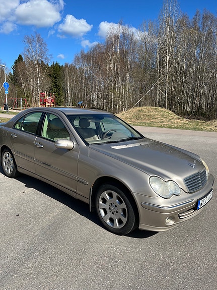 Mercedes-Benz C180 2 of 5