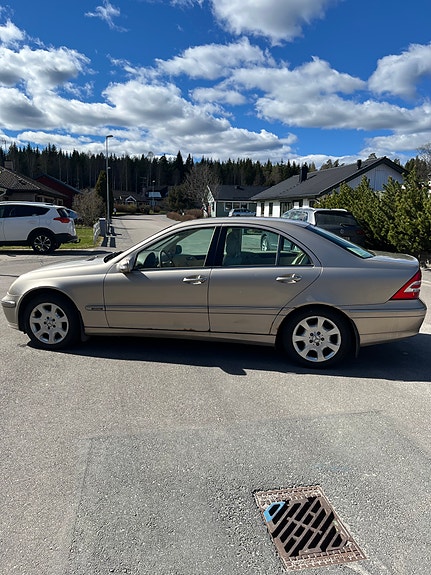 Mercedes-Benz C180 4 of 5
