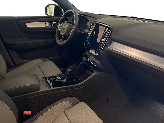 Volvo XC40 4 of 14