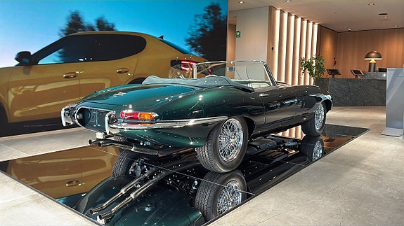 Jaguar E-TYPE 3 of 5