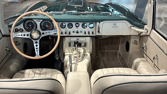 Jaguar E-TYPE 6 of 8