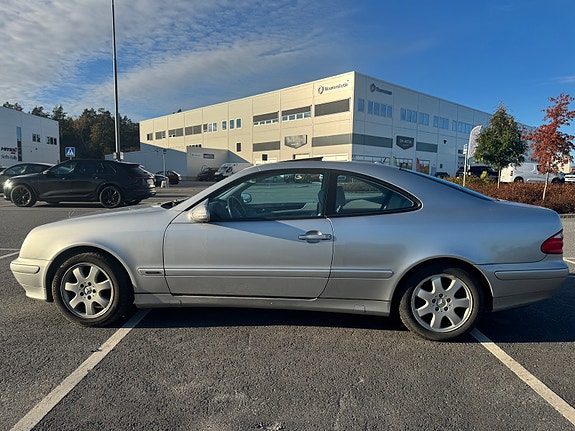 Mercedes-Benz CLK320 4 of 7