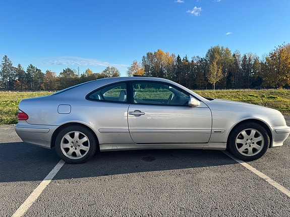 Mercedes-Benz CLK320 2 of 7