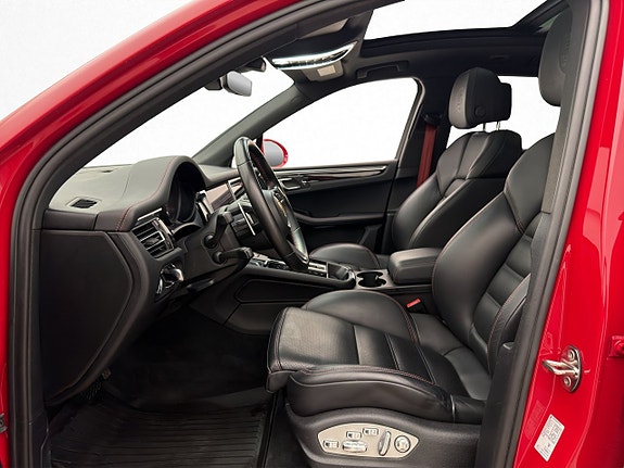 Porsche Macan S 13 of 30