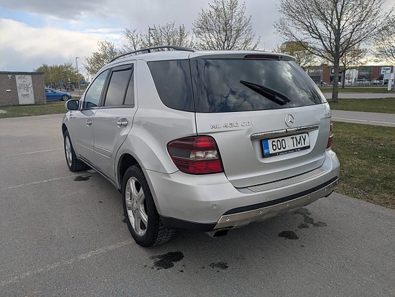 Mercedes-Benz ML420 3 of 5