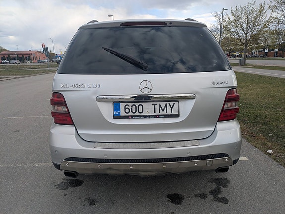 Mercedes-Benz ML420 4 of 5