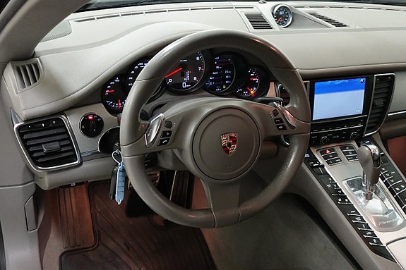Porsche Panamera 4S 4 of 5