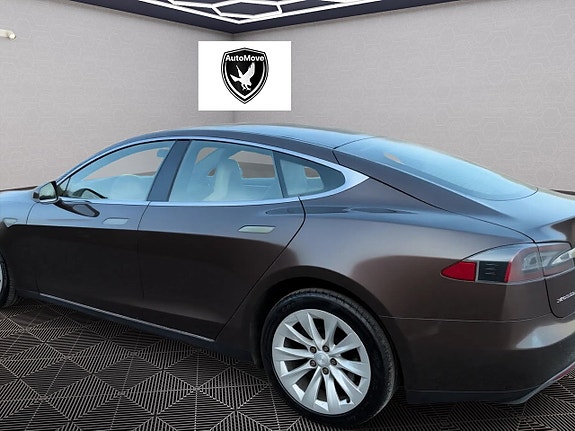 Tesla Model S 4 of 5
