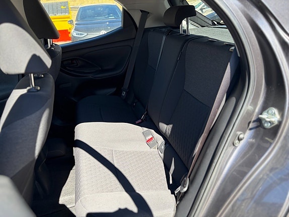 Toyota Yaris 15 of 16