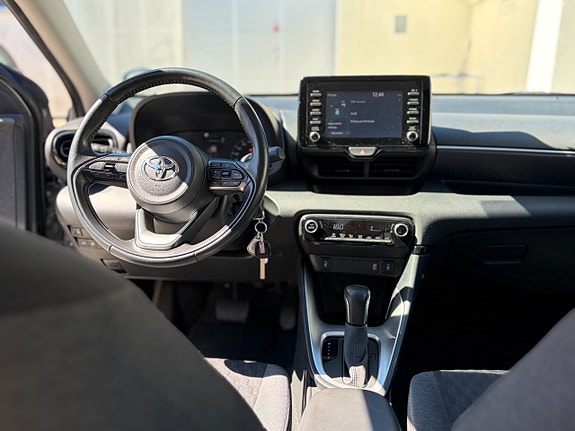 Toyota Yaris 13 of 16