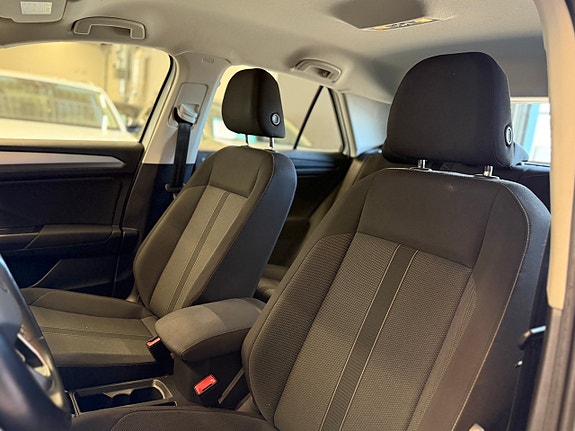 Volkswagen T-Roc 10 of 22